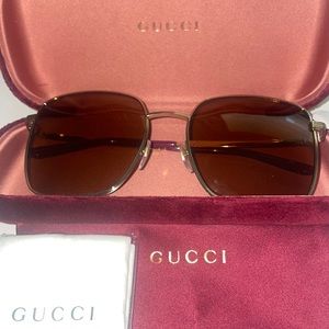 Brand New Gucci GGO802S oversized sunglasses with gold frame.